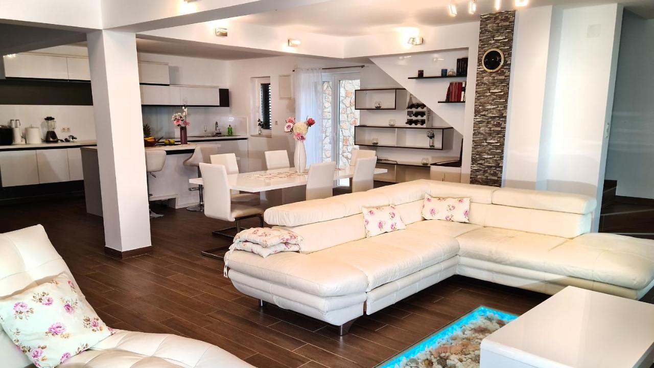Villa Relax , With Seaview And Two Pools Near Beach Starigrad (Kvarner) Exterior foto